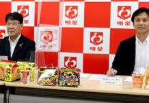 「麺神」を第4の柱に 新カテゴリー商品続々投入 明星食品 豊留昭浩社長㊧と中村洋一執行役員(明星食品)