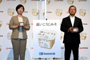 発表会で花岡俊夫社長㊨とマーケティング部の杉山麻衣子氏(ハナマルキ)