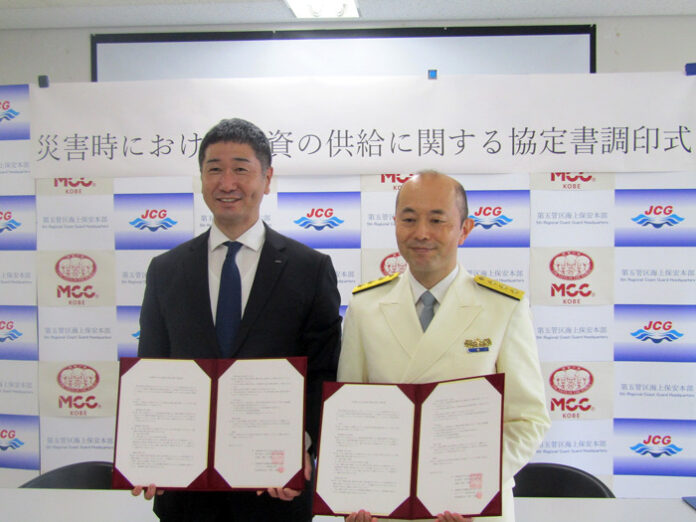 （左から）水垣佳彦常務（エム・シーシー食品）、鈴木史朗本部長（海上保安庁）