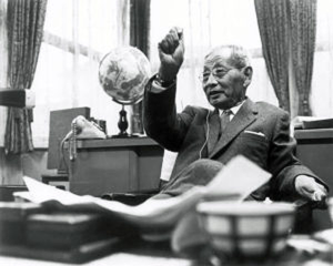 社長室の三島海雲 85歳時(1963年)提供:三島海雲記念財団