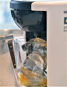 ドリップポッドDP3（ソロフレッシュコーヒーシステム）で抽出したコーヒーを氷で急冷
