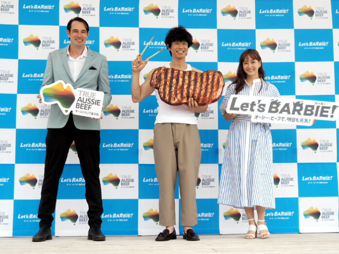 スコット・ウォーカー代表㊧（MLA豪州食肉家畜生産者事業団）と庄司智春・藤本美貴夫妻