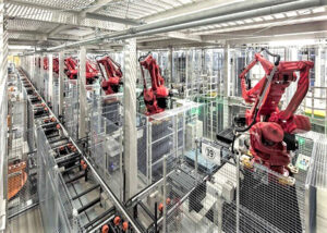 アームロボットによる自動ピッキングシステムなどで在庫管理と物流業務を効率化（コカ・コーラボトラーズジャパン 埼玉メガＤＣ）