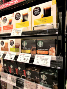 売場に並ぶ専用カプセル。高まるおうち需要へ30P(写真上)を強化(ネスカフェ ドルチェ グスト)