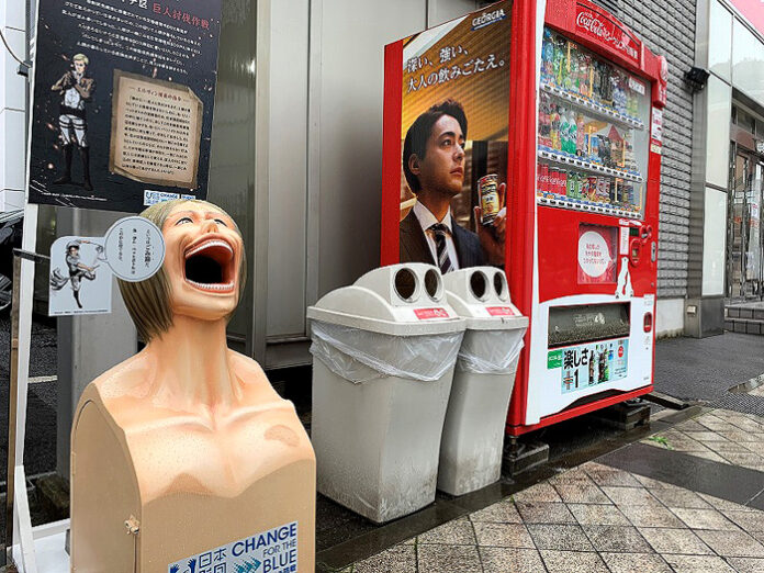 リサイクルボックス横に設置された「巨人型 ごみ箱」（大分駅）