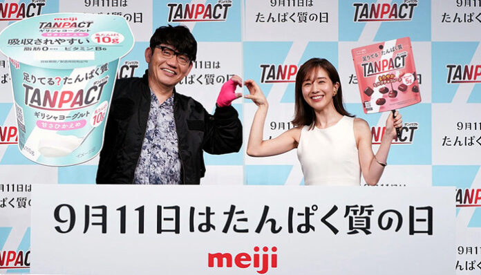 イベントで飯尾和樹さんと田中みな実さん（明治 TANPACT）