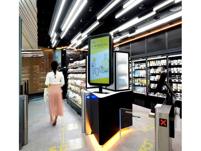 ウォークスルー型の無人決済店舗（ファミリーマート岩槻駅店）