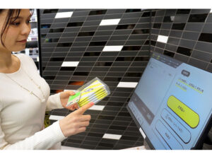決済には交通系電子マネー、クレジットカードのほか現金も利用可能(ファミリーマート岩槻駅店)
