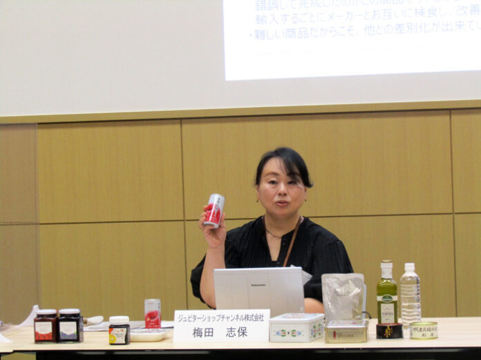 「青森県産りんごジュース」を説明するバイヤー（ショップチャンネル）