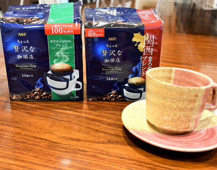｢ちょっと贅沢な珈琲店 レギュラー・コーヒー プレミアムドリップ キリマンジャロ・ブレンド」㊧と「同 関西まろやかブレンド」（味の素AGF）