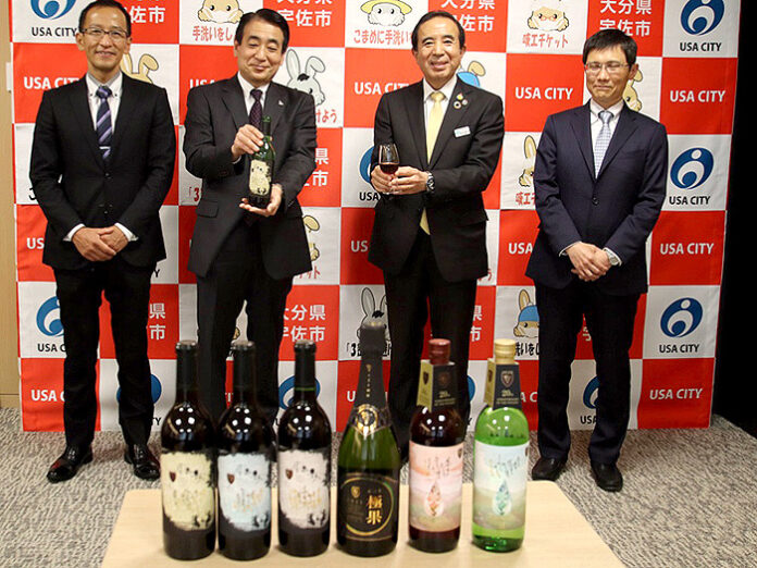 ボトルを持つ下田雅彦社長（三和酒類）とグラスを持つ是永修治市長（宇佐市）