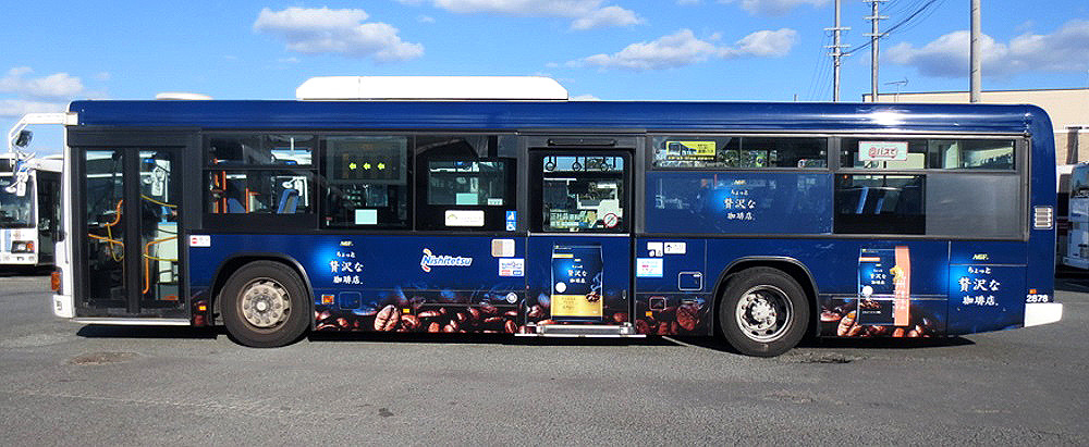 西鉄バスと展開するラッピング広告（〈ちょっと贅沢な珈琲店〉九州まろやかブレンド）