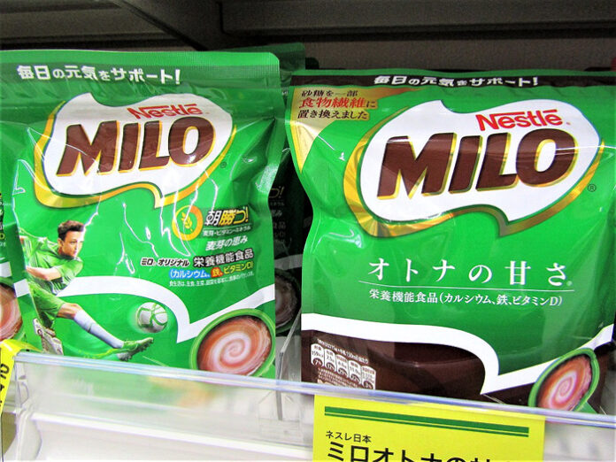 店頭に並ぶ「ネスレ ミロ」㊧と新商品の「同 オトナの甘さ」（ネスレ日本）