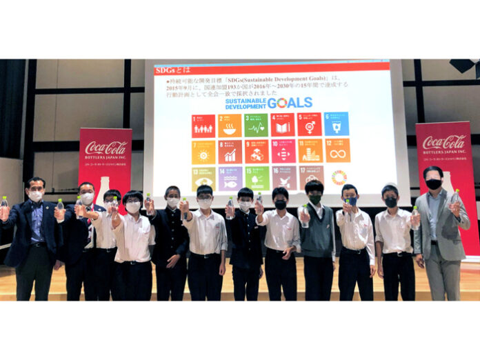 参加した東福岡学園の生徒ら（SDGsへの取り組みについての共同宣言）