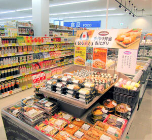 従来のドラッグストアにはない食品カテゴリーも積極導入(ウエルシア イオンタウン幕張西店)