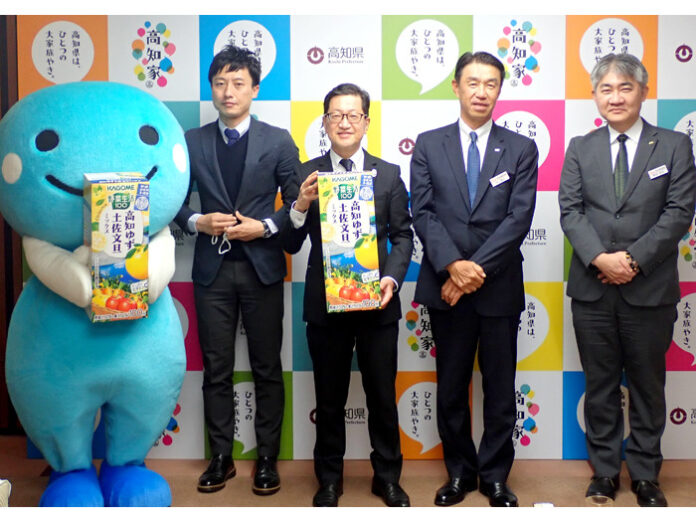 村山憲治支店長（カゴメ中四国支店／右から２人目）と濱田省司知事（高知県／３人目）