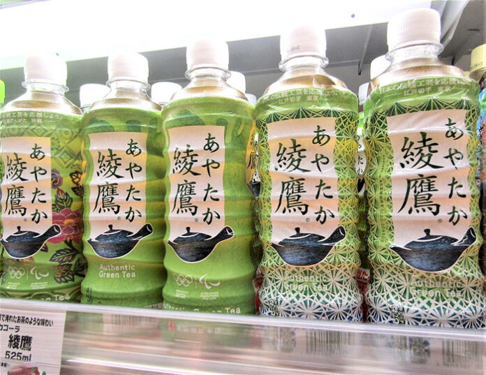 売場に並ぶ「綾鷹 伝統工芸支援ボトル」（日本コカ・コーラ）