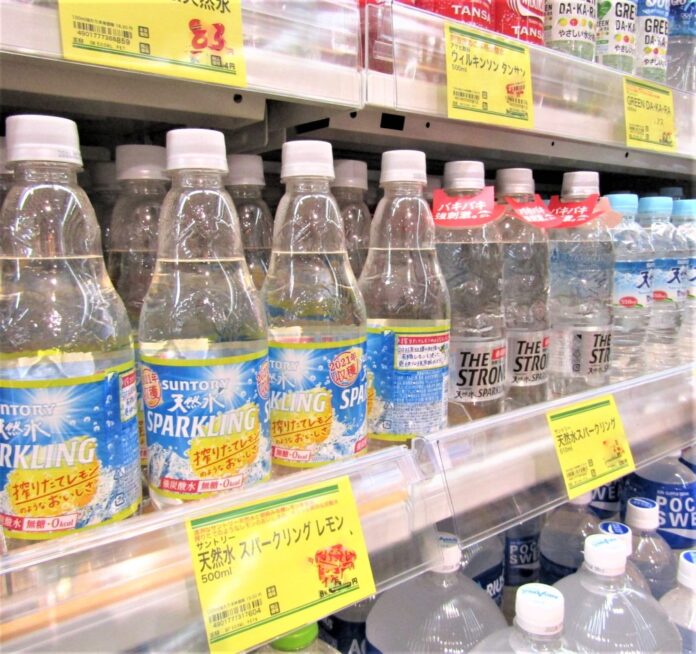 売場に並ぶ「サントリー天然水」ブランド。右側に今年の新商品「THE STRONG 天然水スパークリング」