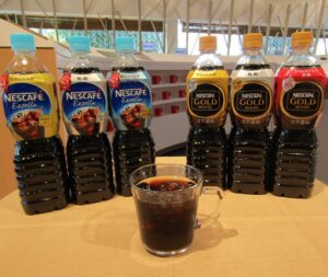 「ネスカフェ ボトルコーヒー」は「ネスカフェ エクセラ」（左）と「ネスカフェ ゴールドブレンド コク深め」をラインアップ。