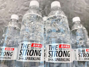 ボトル肩部が尖ったボトル形状を採用した「THE STRONG 天然水スパークリング」