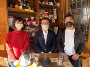 左から黒江美咲さん、畔柳一夫社長、坪達也さん