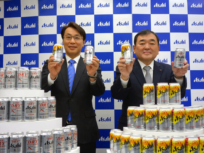 「スーパードライ」「同 生ジョッキ缶」を初の刷新。右はアサヒビール塩澤賢一社長