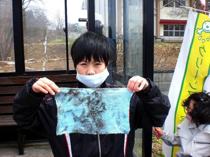 自分たちも使用する最寄りのバス停で清掃する生徒（秋田県立比内支援学校たかのす校／みんなのためにプロジェクト）