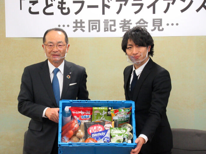 こども宅食で届けられる食品の一例。（左から日本アクセス佐々木社長フローレンス駒崎代表）