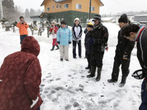 雪かきをした生徒たちに感謝を寄せる住民（みんなのためにプロジェクト／北秋田市）