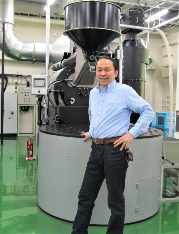 サザコーヒーの鈴木太郎社長と新工場に2台設置される世界最新式「プロバット」60kg釜