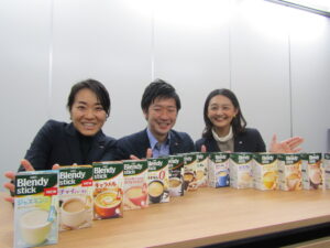 リテールビジネス部マーケティング第1グループの星俊平主任（中央）、坂本今日子グループ長代理（左）、宇田和紗さん