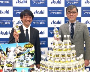 右からアサヒ飲料の南川元司執行役員マーケティング本部マーケティング一部長と内田晴久マーケティング本部マーケティング一部無糖炭酸・果汁グループグループリーダー - 食品新聞 WEB版（食品新聞社）