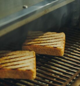 京都産小麦食パンを採用しオーブンはスペイン・ジョスパー社のチャコールオーブンを導入。