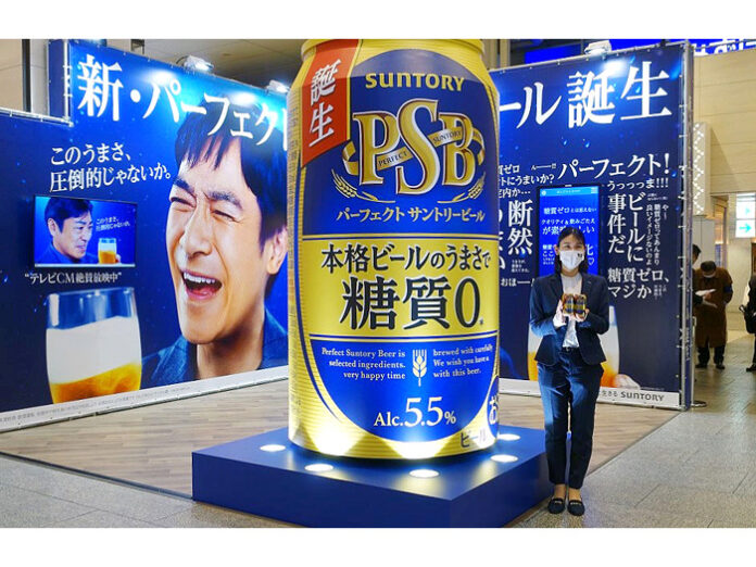 梅田駅に現れた巨大広告（パーフェクトサントリービール）