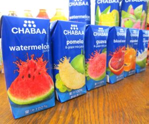 「チャバ果汁100％ウォーターメロン」（左）も売れ筋となっている。