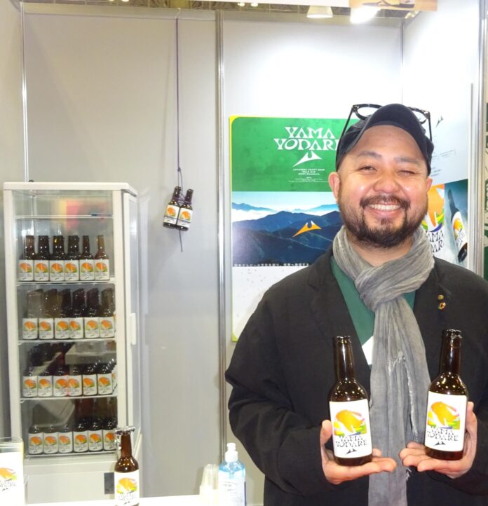 「FOODEX JAPAN2022」に出展し新商品「YAMAYODARE -Pale Ale-」をPRする鍛島勇作社長