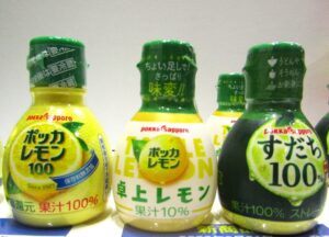 左から「ポッカレモン100」（70ml）と開栓後の常温保存を可能にした新商品「卓上レモン」（70ml）と「すだち果汁100%」（70ml）