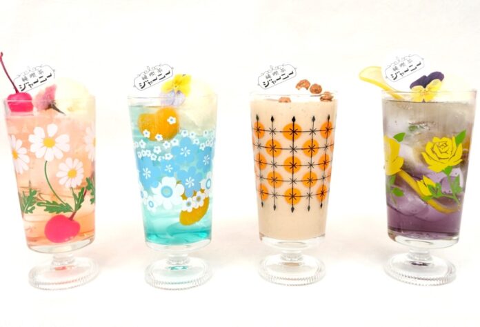 アデリアレトロの脚付きグラスで春の花をテーマに作られたカラフルなクリームソーダとコーヒーミルクセーキ。アマンド六本木店で提供される。