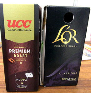 濃縮コーヒーの「カフィテスコーヒー」㊧（UCC上島珈琲）