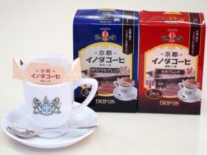 「京都イノダコーヒ オリジナルブレンド」「同モカブレンド」の簡易抽出型「ドリップ オン」シリーズ。カップに装着する専用台紙も特徴