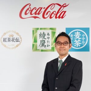 3月22日開催された「日本コカ・コーラお茶カテゴリー戦略発表会」で発表した日本コカ・コーラの助川公太緑茶事業部部長 - 食品新聞 WEB版（食品新聞社）