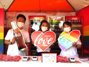 「コカ・コーラ」ブース。日本コカ・コーラとコカ・コーラボトラーズジャパンの社員増税50人が交代で販売している。