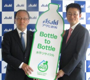 左から5月10日説明会に臨んだアサヒ飲料の米女太一社長と日本環境設計の高尾正樹社長
