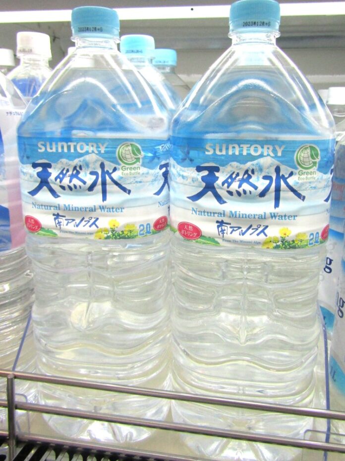 「サントリー天然水」2LPETは250円から270円に改定される。