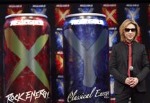 コカ・コーラがエナジードリンクの2つの飲用場面に着目 YOSHIKI さんと「リアルゴールド」の「X」「Y」開発 10日開催された新製品「REAL GOLD X/Y」発表会で登壇したYOSHIKIさんと「リアルゴールド X」「リアルゴールド Y」の巨大ダミー