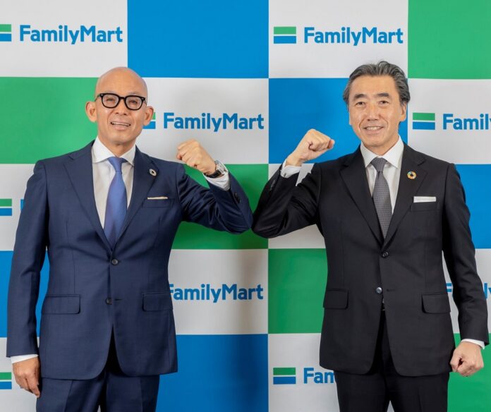 18日、代表取締役社長就任記者会見に臨んだ細見研介次期社長（写真左）と澤田貴司社長（3月1日付で代表取締役副会長）