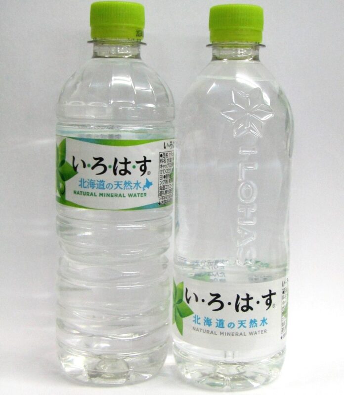 左から現行の「い・ろ・は・す 天然水」（555ml）と6月20日に北海道で先行発売された新ボトルの「い・ろ・は・す 天然水」（540ml）