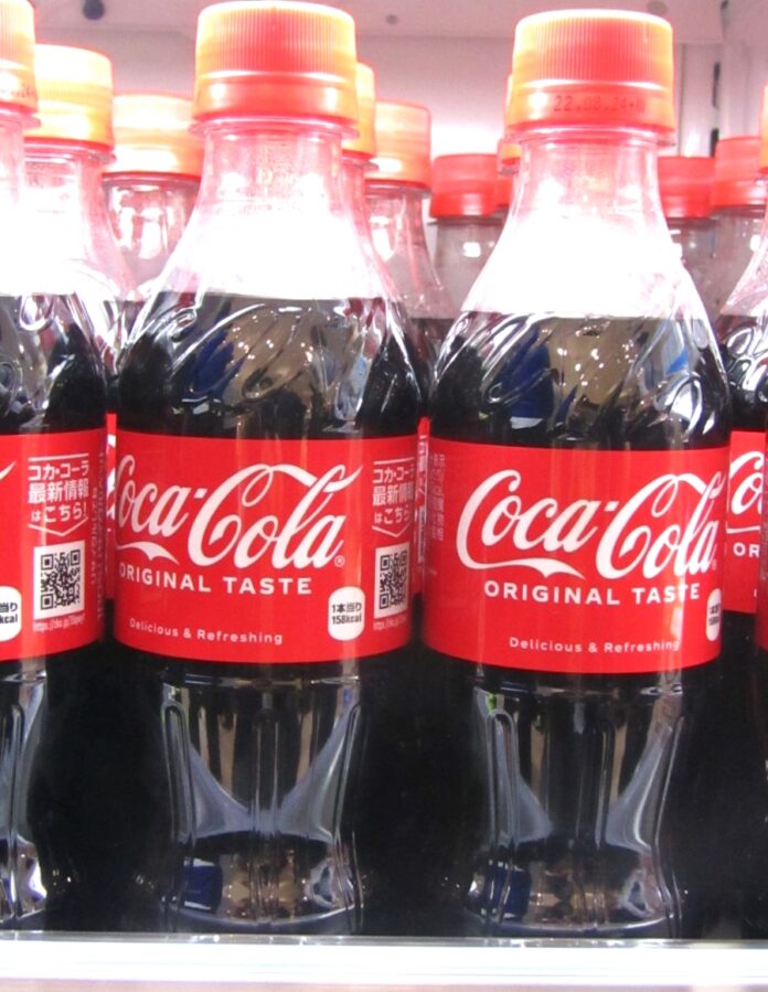 売場に並ぶ「コカ・コーラ」の小型ペットボトル