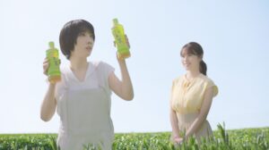 有村架純さん（右）と松本穂香さんを起用した新TVCM「本物のおいしいを、茶畑から。」編