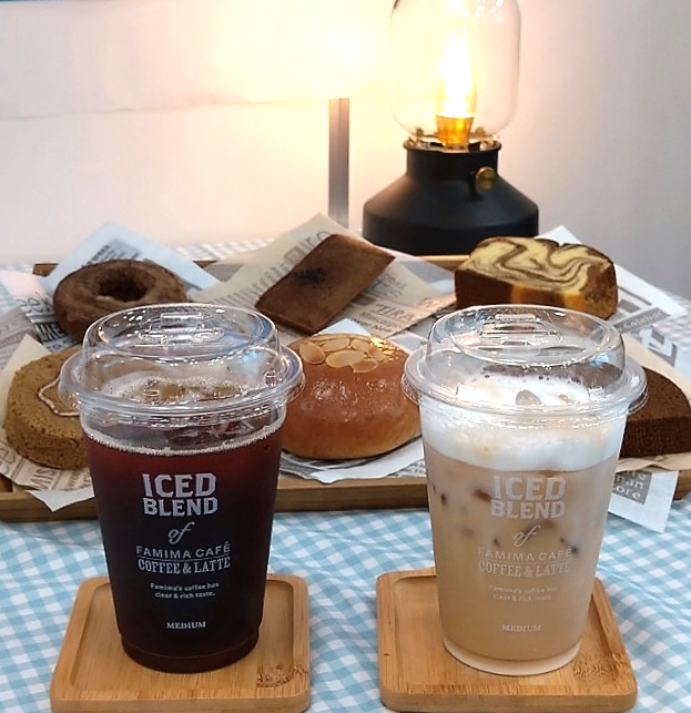 左から“コクの最高傑作”を謳った「アイスコーヒー」と「アイスカフェラテ」